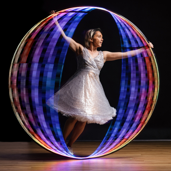 LED Cyr Wheel Show mit Kleid